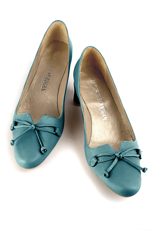 Turquoise blue women's dress pumps, with a knot on the front. Round toe. Low kitten heels. Top view - Florence KOOIJMAN